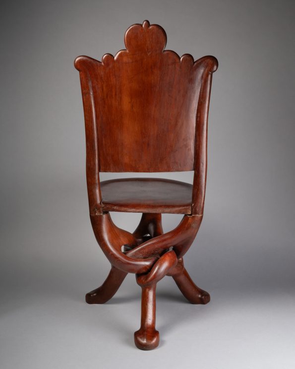 Paire de chaises de style colonial.