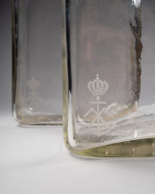 Vases en verre gravé - vendus - sold -