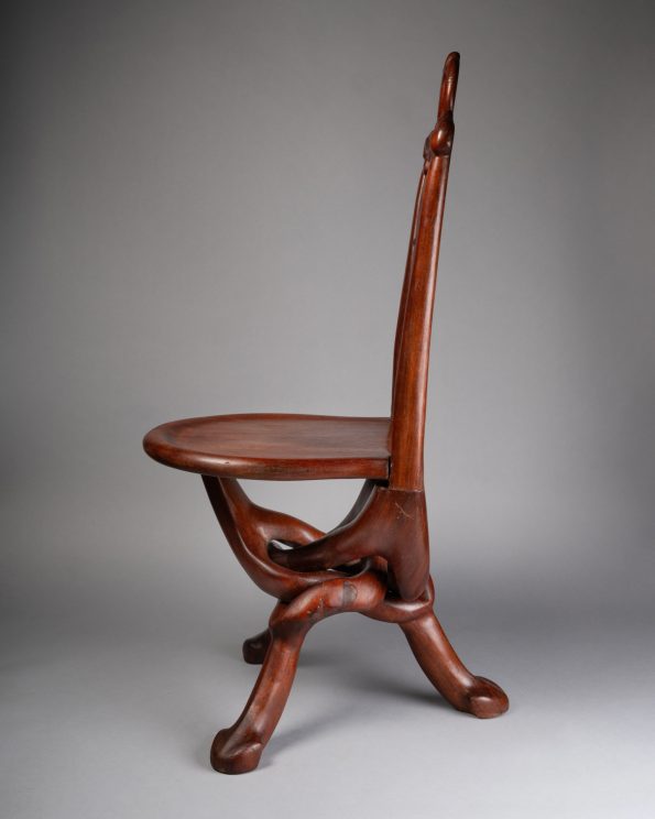 Paire de chaises de style colonial.