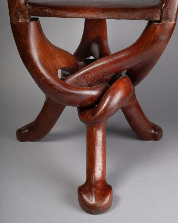 Paire de chaises de style colonial.
