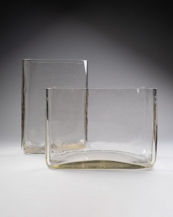 Vases en verre gravé - vendus - sold -