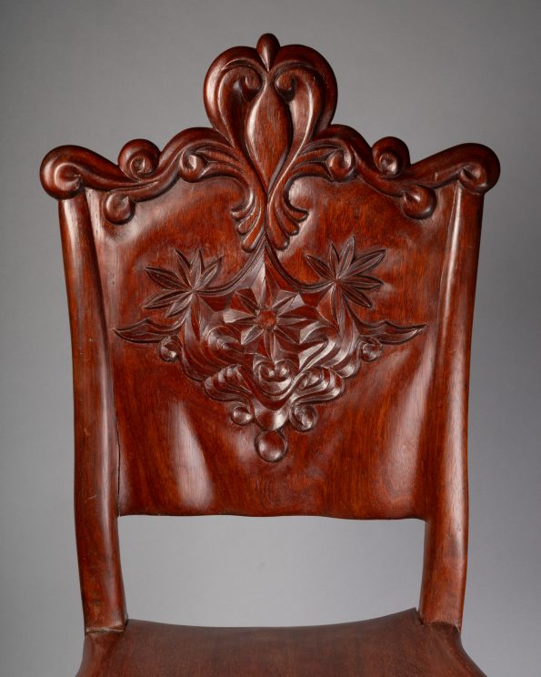 Paire de chaises de style colonial.