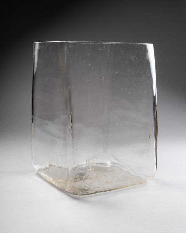 Vases en verre gravé - vendus - sold -