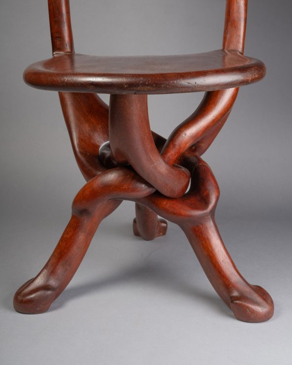 Paire de chaises de style colonial.