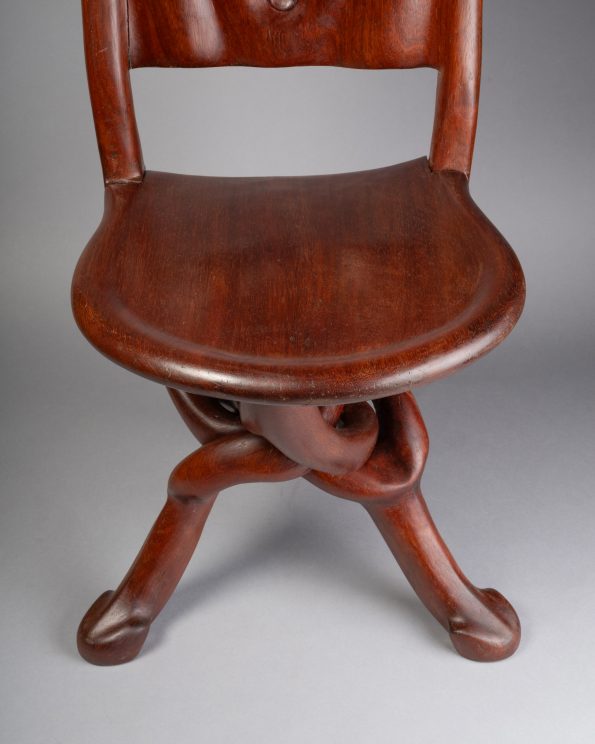 Paire de chaises de style colonial.