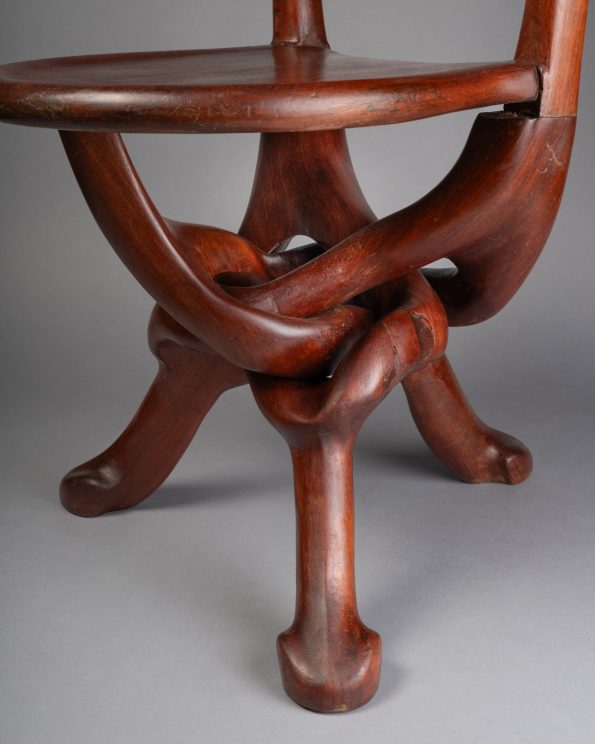 Paire de chaises de style colonial.