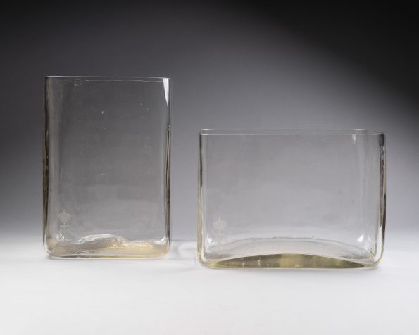 Vases en verre gravé - vendus - sold -