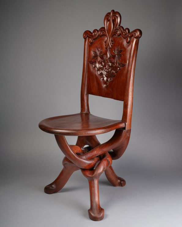 Paire de chaises de style colonial.