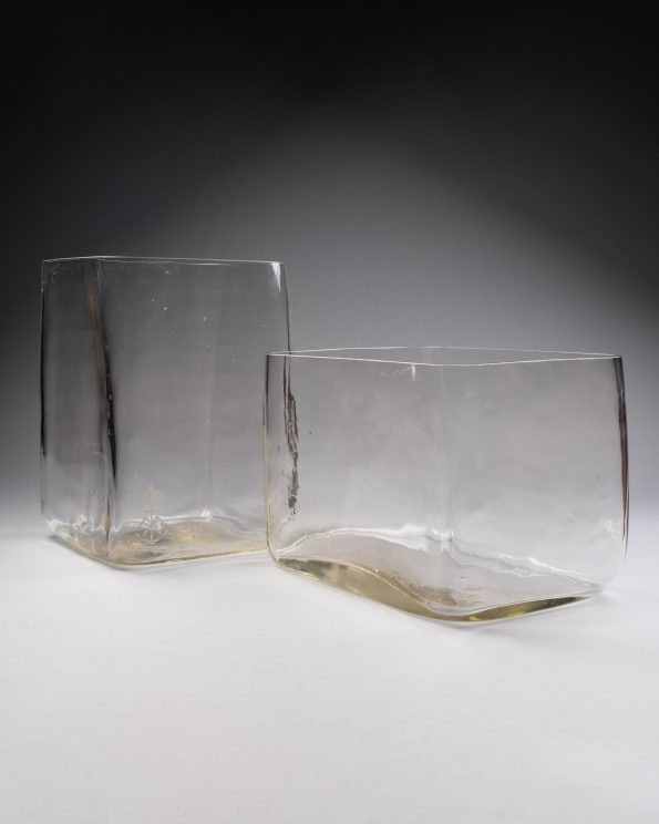 Vases en verre gravé - vendus - sold -