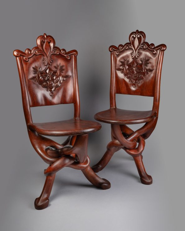 Paire de chaises de style colonial.