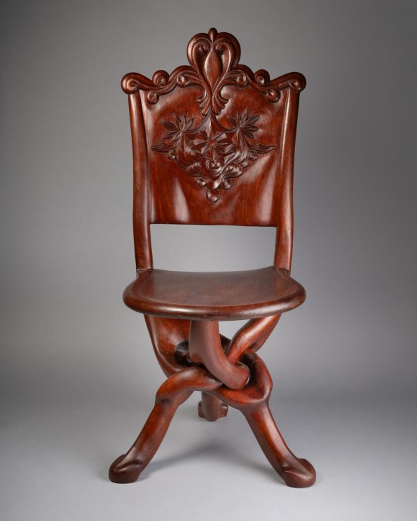 Paire de chaises de style colonial.