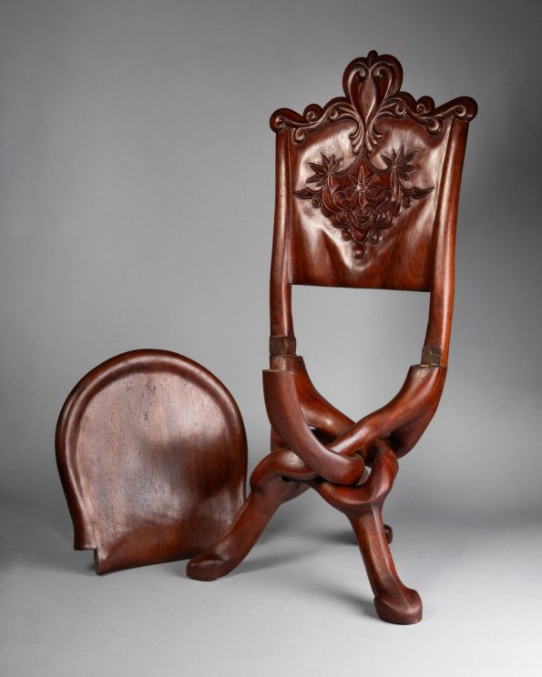 Paire de chaises de style colonial.