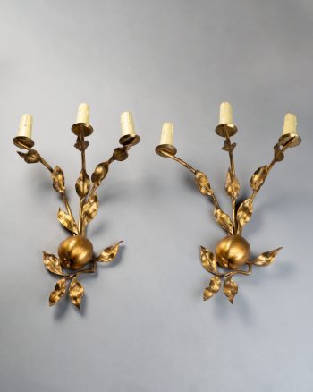 Paire d'appliques en métal doré..