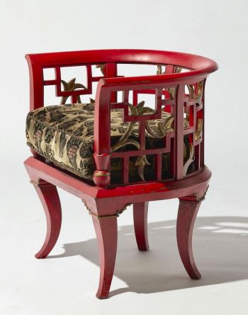 Fauteuil en bois laqué rouge.