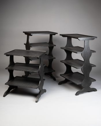 Suite de trois tables d'appoint.