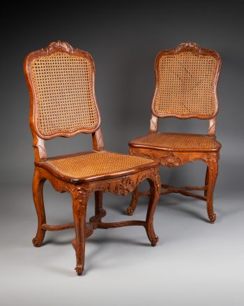Paire de chaises cannées.