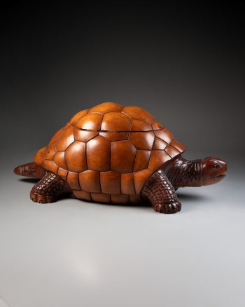 Tortue en bois sculpté formant bar.